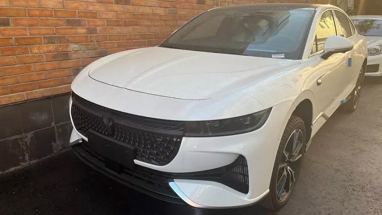 Наконец-то достойная замена BMW 5-серии и Mercedes-Benz E-класса? В России появится полноприводный 5-метровый седан Voyah Passion с запасом хода 1500 км - 1 Наконец-то достойная замена BMW 5-серии и Mercedes-Benz E-класса? В России появится полноприводный 5-метровый седан Voyah Passion с запасом хода 1500 км