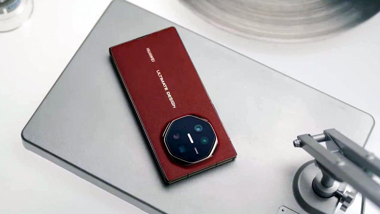 Huawei впервые показала на видео свой складывающийся втрое смартфон &mdash; Huawei Mate XT