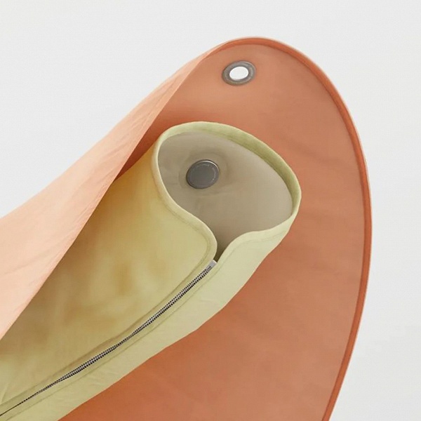 Много лет рисовал iPhone, а теперь создал жилет и пончо. Компания Джони Айва совместно с Moncler представила необычную &laquo;модульную&raquo; одежду 