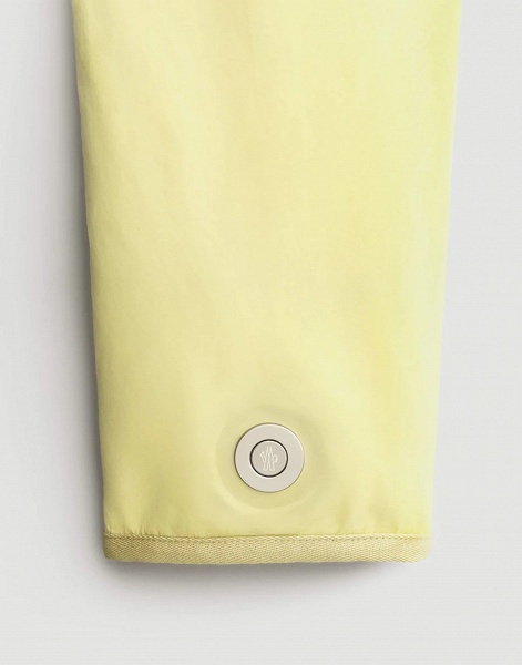 Много лет рисовал iPhone, а теперь создал жилет и пончо. Компания Джони Айва совместно с Moncler представила необычную &laquo;модульную&raquo; одежду 