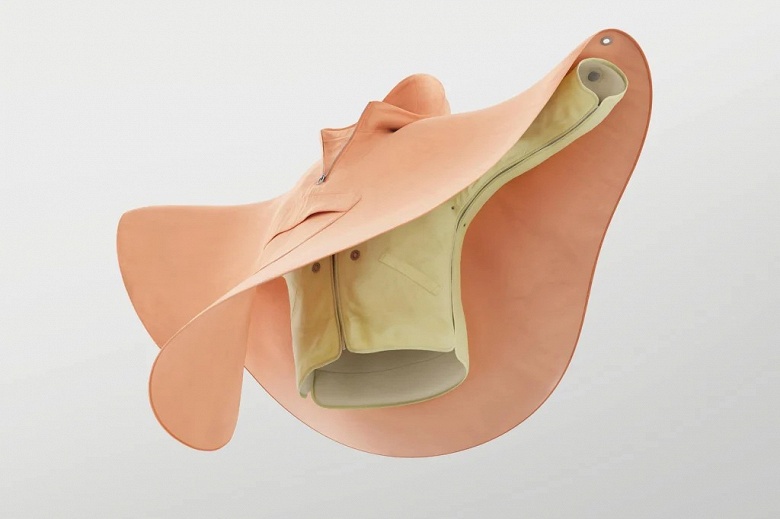 Много лет рисовал iPhone, а теперь создал жилет и пончо. Компания Джони Айва совместно с Moncler представила необычную &laquo;модульную&raquo; одежду 