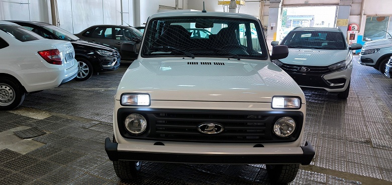Так выглядит новая Lada Niva Luxe &mdash; со светодиодными ходовыми огнями