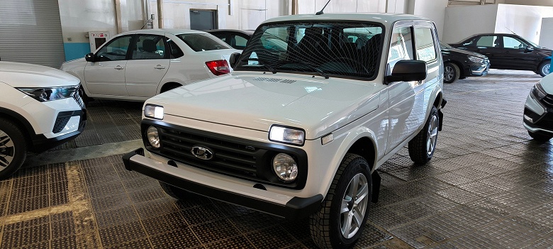 Так выглядит новая Lada Niva Luxe &mdash; со светодиодными ходовыми огнями