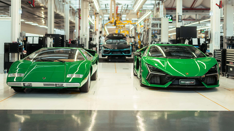 С 50-летием, Lamborghini Countach. Производитель показал архивные фото и устроил фотосессию Countach и Revuelto - 5 С 50-летием, Lamborghini Countach. Производитель показал архивные фото и устроил фотосессию Countach и Revuelto