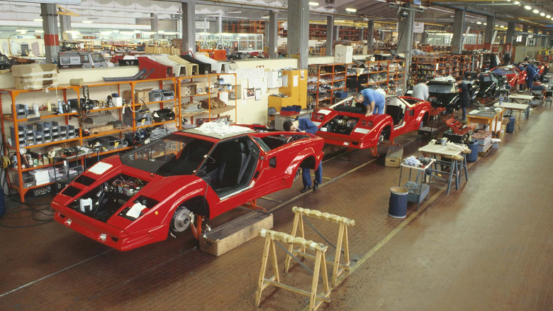 С 50-летием, Lamborghini Countach. Производитель показал архивные фото и устроил фотосессию Countach и Revuelto - 6 С 50-летием, Lamborghini Countach. Производитель показал архивные фото и устроил фотосессию Countach и Revuelto