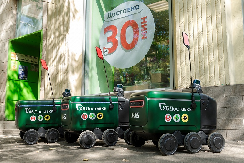 Из &laquo;Пятёрочек&raquo; запустили собственную доставку заказов с помощью роботов, &laquo;Перекрёсток&raquo; на очереди