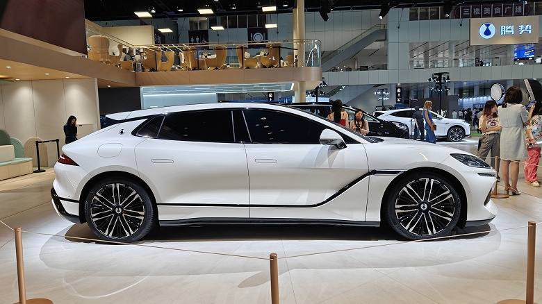 Новейшее детище Mercedes-Benz и BYD с управлением задними колёсами, системой «Глаз Бога» и двумя холодильниками, конкурент Porsche Panamera. Глобальный дебют Denza Z9 GT состоится 20 сентября - 2 Новейшее детище Mercedes-Benz и BYD с управлением задними колёсами, системой «Глаз Бога» и двумя холодильниками, конкурент Porsche Panamera. Глобальный дебют Denza Z9 GT состоится 20 сентября