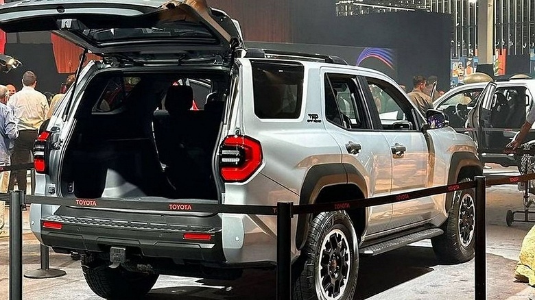 Представлена совершенно новая Toyota 4Runner. В топовой версии внедорожника мотор от нового Land Cruiser Prado 250 - 5 Представлена совершенно новая Toyota 4Runner. В топовой версии внедорожника мотор от нового Land Cruiser Prado 250