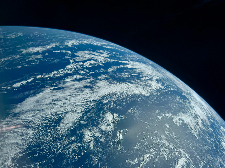 Космические туристы SpaceX Polaris Dawn первыми испытали &laquo;лазерный Starlink&raquo;: селфи прямо из космоса передали на Землю