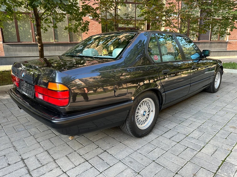 В России продают раритетную BMW 7 серии в кузове E32: за 33 года бизнес-седан проехал всего 12 тыс. км — и только по европейским дорогам - 2 В России продают раритетную BMW 7 серии в кузове E32: за 33 года бизнес-седан проехал всего 12 тыс. км — и только по европейским дорогам