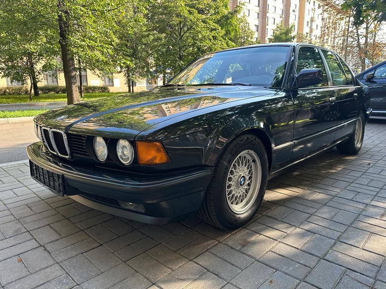 В России продают раритетную BMW 7 серии в кузове E32: за 33 года бизнес-седан проехал всего 12 тыс. км — и только по европейским дорогам - 1 В России продают раритетную BMW 7 серии в кузове E32: за 33 года бизнес-седан проехал всего 12 тыс. км — и только по европейским дорогам