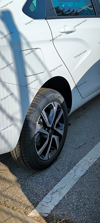 Двухцветный кузов и &laquo;новые старые&raquo; колесные диски: живые фото седана Lada Vesta Techno с новыми опциями