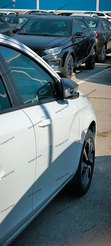 Двухцветный кузов и &laquo;новые старые&raquo; колесные диски: живые фото седана Lada Vesta Techno с новыми опциями