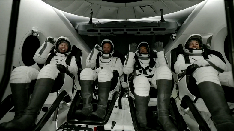 Экипаж исторической миссии Polaris Dawn благополучно вернулся на Землю — космические туристы провели на орбите 5 дней - 1 Экипаж исторической миссии Polaris Dawn благополучно вернулся на Землю — космические туристы провели на орбите 5 дней