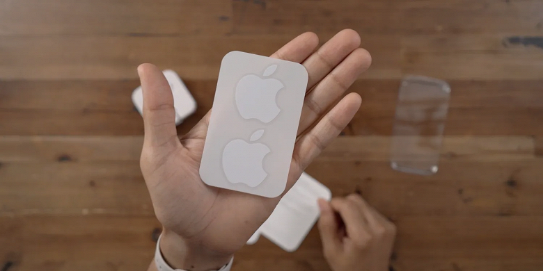 Конец эпохи: Apple больше не вкладывает бесплатные наклейки в коробки с iPhone. Пользователи Сети уже шутят на эту тему - 1 Конец эпохи: Apple больше не вкладывает бесплатные наклейки в коробки с iPhone. Пользователи Сети уже шутят на эту тему