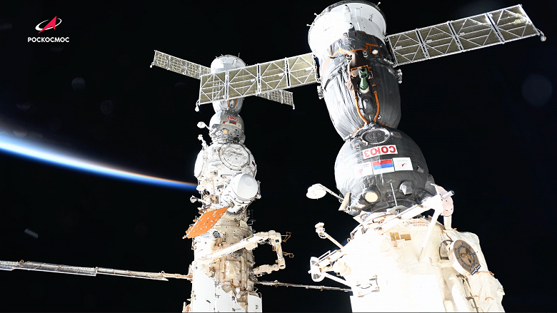 Вид из иллюминатора МКС: сразу два &laquo;припаркованных&raquo; &laquo;Союза&raquo;, впечатляющее видео