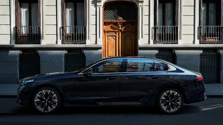 В Россию привезли редкую новую BMW 530Li размером с «семерку»: дилер предлагает скидку в 1,2 млн рублей за кредит и trade-in - 2 В Россию привезли редкую новую BMW 530Li размером с «семерку»: дилер предлагает скидку в 1,2 млн рублей за кредит и trade-in