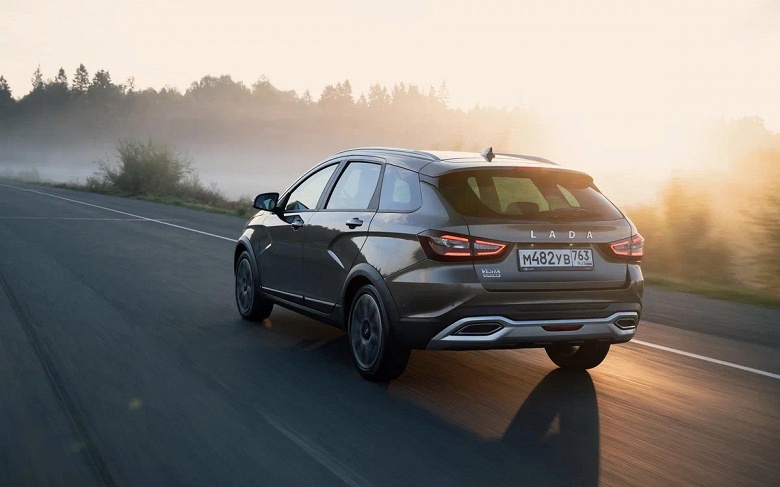 &laquo;Всё идёт со скрипом и авралами&raquo;. Инсайдеры сообщили, что на АвтоВАЗе скопилось уже более 10 тыс. Lada Vesta с ESP, но отгрузки машин дилерам пока начать не могут