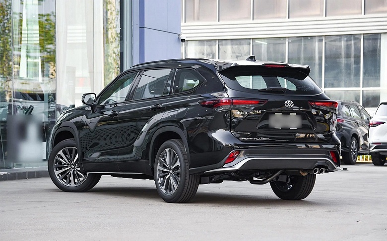 Дилер привез в Россию &laquo;особый&raquo; Toyota Highlander: гибридный Toyota Crown Kluger 2024 с полным приводом оценили в 6,38 млн рублей