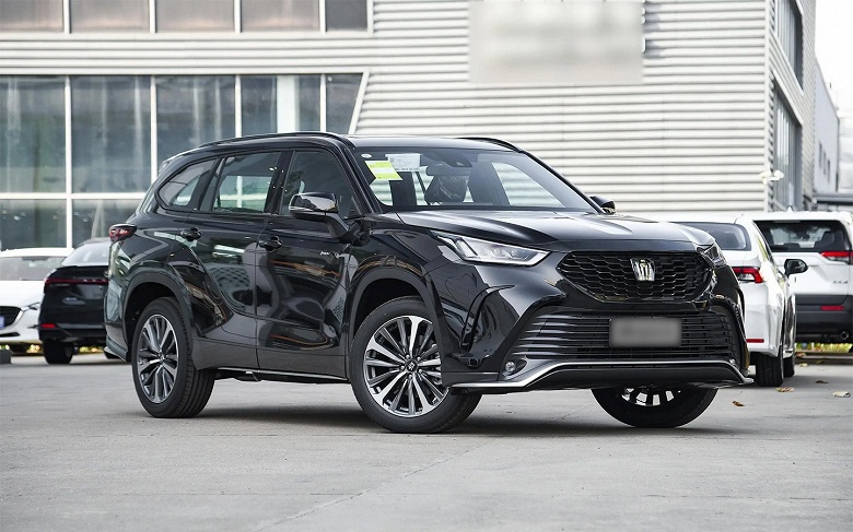 Дилер привез в Россию &laquo;особый&raquo; Toyota Highlander: гибридный Toyota Crown Kluger 2024 с полным приводом оценили в 6,38 млн рублей