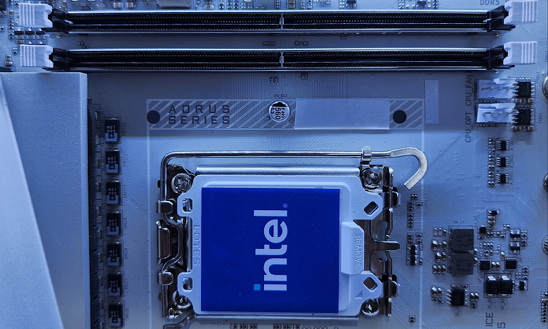 Новые процессоры Intel Core Ultra 200 будут поддерживать ОЗУ с эффективной частотой до 10 ГГц. Но в виде модулей CUDIMM - 1 Новые процессоры Intel Core Ultra 200 будут поддерживать ОЗУ с эффективной частотой до 10 ГГц. Но в виде модулей CUDIMM