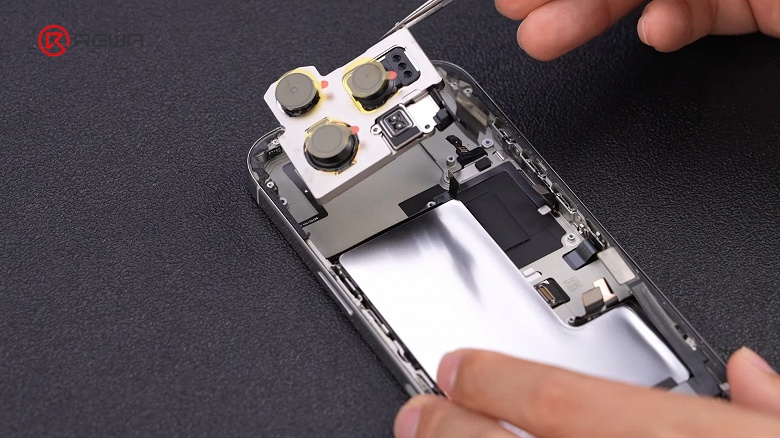 Так выглядят внутренности iPhone 16 Pro. Разборка подтвердила наличие металлического аккумулятора, но из корпуса он не &laquo;выстреливается&raquo;