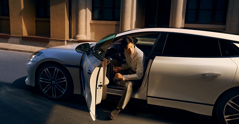 870 л.с., 1100 км на баке бензина, полноуправляемое шасси, полный привод, система &laquo;Глаз Бога&raquo;, холодильник, акустика Devialet &mdash; недорого. Представлен флагманский седан BYD Denza Z9 GT