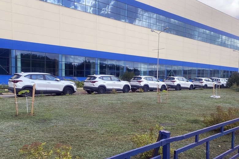 &laquo;Почти готовые машины продолжают гнить под дождем&raquo;. На &laquo;Автоторе&raquo; нашлись брошенные кроссоверы Kia