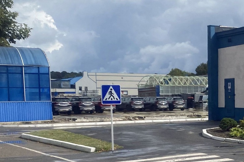 &laquo;Почти готовые машины продолжают гнить под дождем&raquo;. На &laquo;Автоторе&raquo; нашлись брошенные кроссоверы Kia