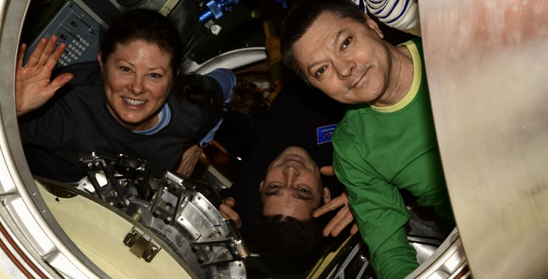 «Союз МС-25» вернул космонавтов-рекордсменов с МКС на Землю - 1 «Союз МС-25» вернул космонавтов-рекордсменов с МКС на Землю