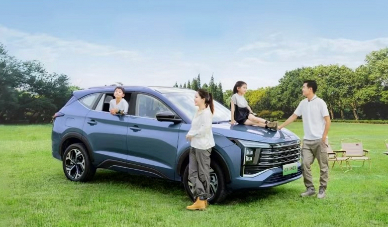 Замена Hyundai Santa Fe и Kia Sorento, послужившая основой для &laquo;Москвича 8&raquo;. Новый китайский кроссовер JAC X8 E оценили в 15 500 долларов