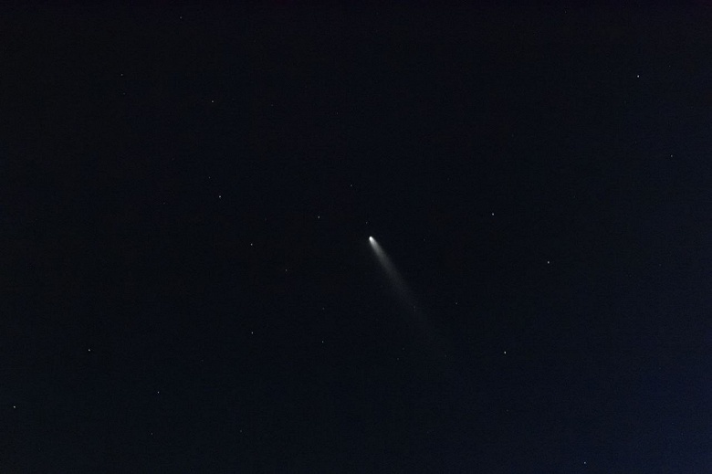 Редчайшее явление: впечатляющие фото яркой кометы с МКС, но увидеть её можно и невооруженным взглядом - 2 Редчайшее явление: впечатляющие фото яркой кометы с МКС, но увидеть её можно и невооруженным взглядом