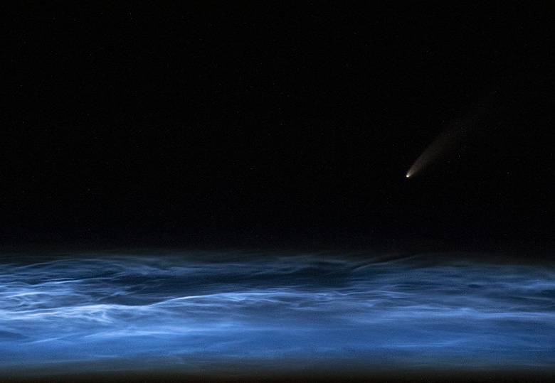 Редчайшее явление: впечатляющие фото яркой кометы с МКС, но увидеть её можно и невооруженным взглядом - 3 Редчайшее явление: впечатляющие фото яркой кометы с МКС, но увидеть её можно и невооруженным взглядом