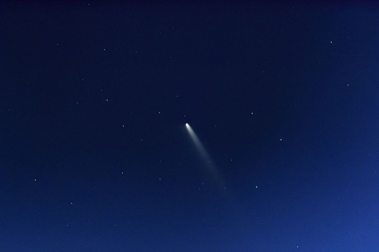 Редчайшее явление: впечатляющие фото яркой кометы с МКС, но увидеть её можно и невооруженным взглядом - 1 Редчайшее явление: впечатляющие фото яркой кометы с МКС, но увидеть её можно и невооруженным взглядом