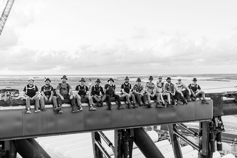 Сотрудники SpaceX забрались на лапы 140-метровой «Мехазиллы» для исторических фотографий. Пятый запуск Starship будет особенным - 3 Сотрудники SpaceX забрались на лапы 140-метровой «Мехазиллы» для исторических фотографий. Пятый запуск Starship будет особенным