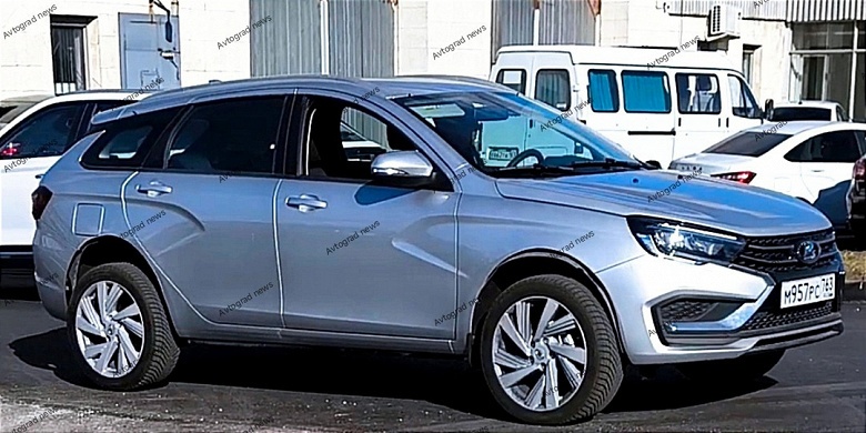 &laquo;Вот такое чудо выехало из ворот НТЦ ВАЗа&raquo;. На АвтоВАЗе засняли очень необычную &laquo;Весту&raquo; с огромными колесными арками