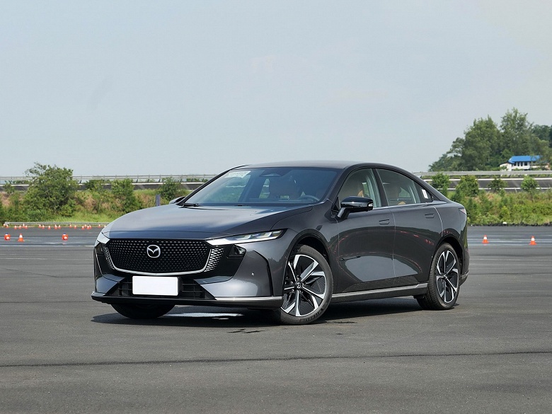  Новая &laquo;шестёрка&raquo; Mazda с запасом хода до 1200 км. Большая подборка живых фото новинки со всех сторон и в салоне