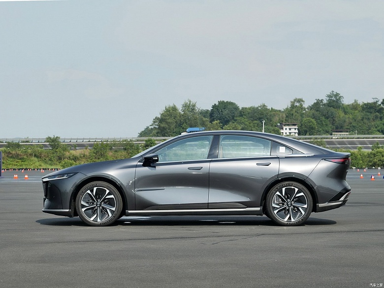  Новая &laquo;шестёрка&raquo; Mazda с запасом хода до 1200 км. Большая подборка живых фото новинки со всех сторон и в салоне