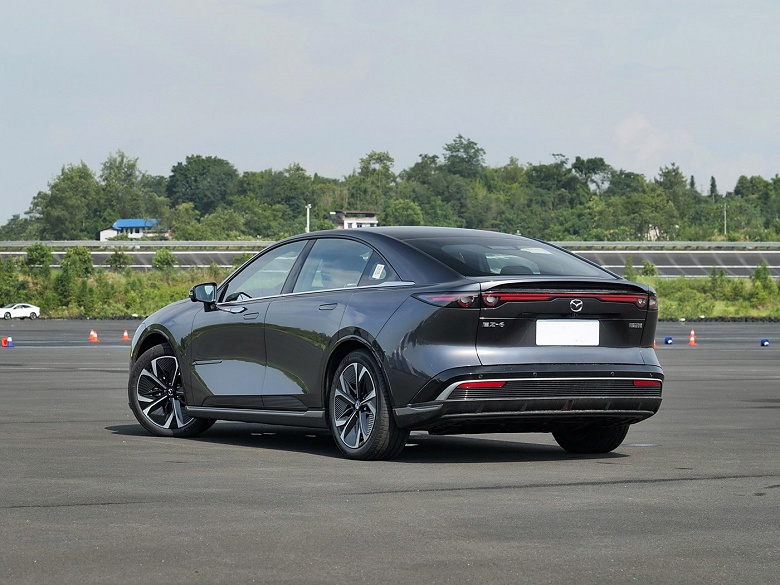  Новая &laquo;шестёрка&raquo; Mazda с запасом хода до 1200 км. Большая подборка живых фото новинки со всех сторон и в салоне