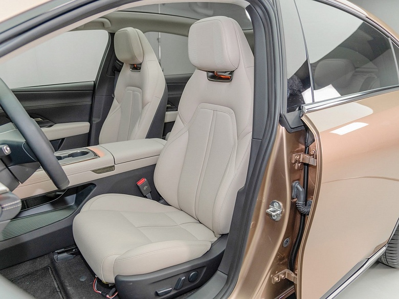  Новая &laquo;шестёрка&raquo; Mazda с запасом хода до 1200 км. Большая подборка живых фото новинки со всех сторон и в салоне