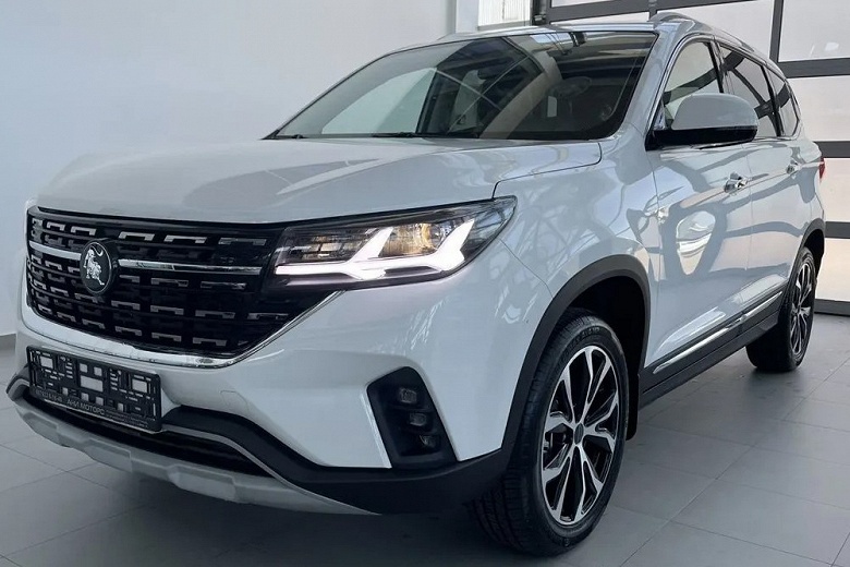 Кроссовер за 1,95 млн рублей с &laquo;автоматом&raquo; стал хитом в России: первая партия Forthing T5 раскуплена, все машины из второй партии забронированы