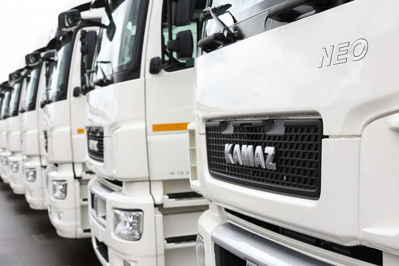 Кабина от Mercedes Axor, мотор Mercedes, коробка передач ZF. КамАЗ сотнями распродает грузовики К4 c импортными комплектующими, цена &mdash; от 1,7 млн рублей