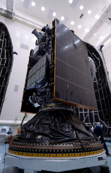 Космический корабль Europa Clipper разместили внутри ракеты SpaceX Falcon Heavy перед запуском важной миссии - 3 Космический корабль Europa Clipper разместили внутри ракеты SpaceX Falcon Heavy перед запуском важной миссии