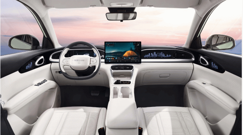 Современный Geely с большим экраном и ОС от Meizu дешевле 10 000 долларов. Geome Xingyuan EV поступил в продажу в Китае