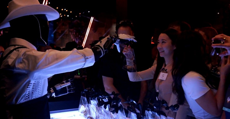 Илон Маск показал &laquo;маршрутку&raquo; Tesla и &laquo;личного R2D2/C3PO, только лучше&raquo;