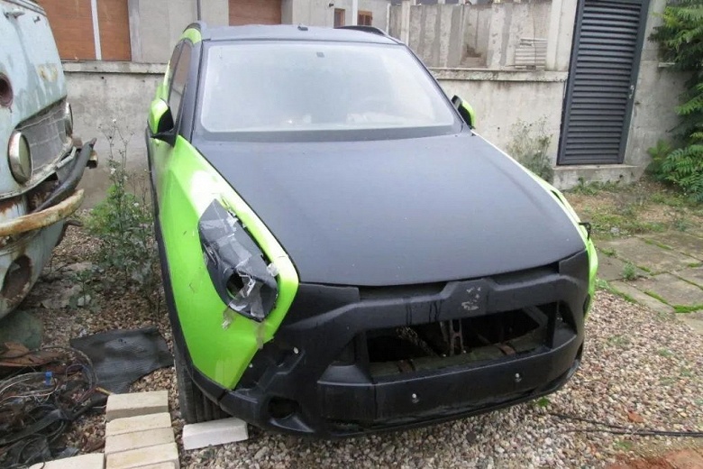 &laquo;Нет приборки, салонного зеркала, обшивка потолка провисла&raquo;. В продаже появился Ё-мобиль: без двигателя и трансмиссии