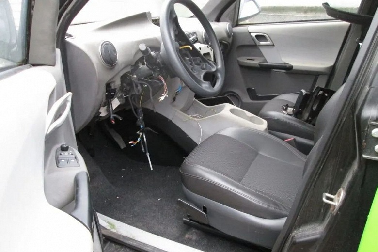 &laquo;Нет приборки, салонного зеркала, обшивка потолка провисла&raquo;. В продаже появился Ё-мобиль: без двигателя и трансмиссии