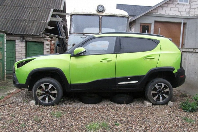 &laquo;Нет приборки, салонного зеркала, обшивка потолка провисла&raquo;. В продаже появился Ё-мобиль: без двигателя и трансмиссии