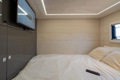 Старый 36-летний КамАЗ-43101 превратили в крутой автодом &mdash; в нем есть даже хамам и посудомоечная машина