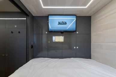 Старый 36-летний КамАЗ-43101 превратили в крутой автодом &mdash; в нем есть даже хамам и посудомоечная машина